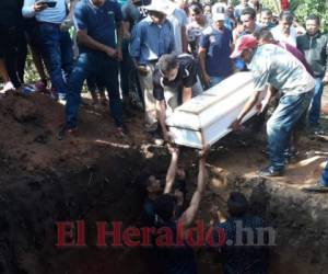 Los restos de los tres pequeños envenenados por su padre en El Corpus, Choluteca, fueron despedidos este domingo por familiares y pobladores de esa comunidad que hoy llora esta inesperada partida. FOTOS: Cortesía.