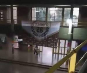 El atacante realizó entre cuatro y cinco disparos con una escopeta, hiriendo a varios estudiantes, uno de ellos de gravedad.