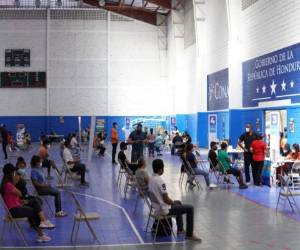 Uno de los gimnasios de la Villa Olímpíca de Tegucigalpa fue abarrotado por jóvenes de 15 a 17 años, además de madres embarazadas. Foto: Sesal.