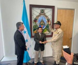 Momento en que Tomás Vaquero, secretario de Gobernación, Justicia y Descentralización, junto a Celso Alvarado, secretario general, toman juramento a Ángel Romelio Fúnez Juarez como el nuevo comandante del Cuerpo de Bomberos de manera interina.