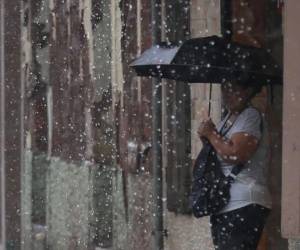 Cenaos afirmó que las lluvias se deben al ingreso de una vaguada, que afectará a diferentes barrios y colonias del Distrito Central hasta el próximo martes.