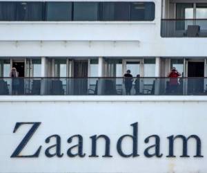 En esta foto de archivo los pasajeros usan binoculares a bordo del crucero Zaandam de Holland America. Foto AFP