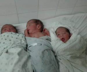 Los bebés nacieron a través de una cesárea.