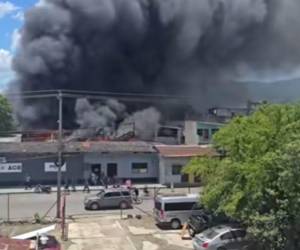 El incendio consumió bodegas comerciales y habitaciones de una cuartería.