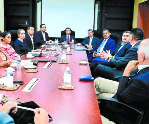 El presidente Juan Orlando Hernández se reunió con Mauricio Oliva, Rolando Argueta y representantes de otras instituciones del Estado.
