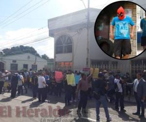 Rommel Baldemar Herrera fue detenido el mismo día que se reportó el incendio en la embajada, el viernes 31 de mayo, y llevaba la misma ropa que un sujeto encapuchado que fue captado mientras participaba en el hecho, según muestran videos y fotografías. Fotos: Alex Pérez / Agencia AFP.