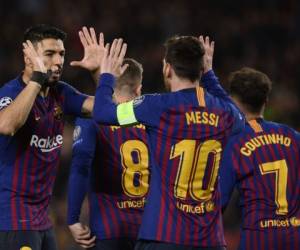 Luis Suárez y Leo Messi celebran el segundo gol de Barcelona ante el Lyon. Foto:AFP