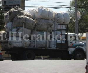 Las unidades de transporte pesado sobrepasan la carga estándar hasta en 11 toneladas. Foto Emilio Flores.