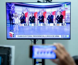 El pleno del Jurado Nacional de Elecciones (JNE) de Perú, máximo ente electoral del país, decidió este domingo ampliar el horario de votación de los comicios generales del Perú hasta el lunes 13 a las 18:00 horas (23:00 GMT) en las mesas de sufragio que no pudieron abrir en la jornada por el retraso en la distribución del material electoral.