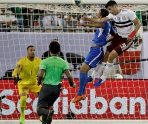 Raúl Jiméz (9), la nueva carta de gol de México, anota de cabeza ante Martinique en un partido de la Copa de Oro el 23 de junio del 2019 en Charlotte, Carolina del Norte. (AP Photo/Chuck Burton)