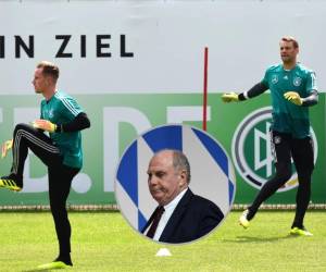El presidente del Bayern Múnich amenazó con no liberar a sus internacionales en caso de que su arquero, Manuel Neuer, pierda la titularidad en favor del portero de Barcelona, Ter Stegen. (AFP)