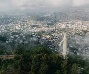 Una imagen desde El Cristo de El Picacho en el Parque Naciones Unidas y al fondo, Tegucigalpa y Comayagüela, la capital de Honduras.