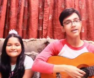 María Isabel y Dennis Alexander Manzanares durante su emotiva canción.