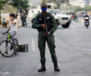 Un soldado hace guardia en una avenida que lleva hacia la base aérea de La Carlota, en Caracas, Venezuela, el 30 de abril de 2019.