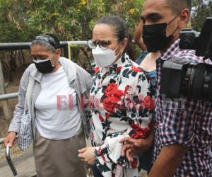 La ex primera dama de Honduras, Ana García de Hernández, llegó a la CSJ para apoyar a su esposo.