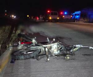 La motocicleta en la que se conducían quedó totalmente destruida.