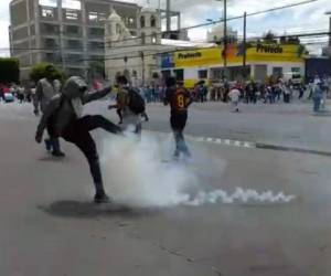 La Policía lanzó gas lacrimógeno a los manifestantes para dispersarlos. Foto: Captura video.