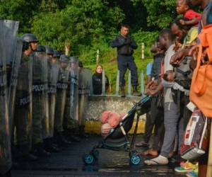 Unos migrantes se enfrentan a miembros de la Guardia Naciona cerca del municipio Tuzantán, en el estado de Chiapas, México, el sábado 12 de octubre de 2019.