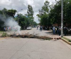 Ramas, piedras y hasta basura pusieron los enardecidos capitalinos en son de protesta frente a la UPNFM. Foto: Cortesía.