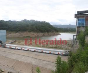 El nivel de la represa Los Laureles es muy bajo. Foto Alex Pérez| EL HERALDO