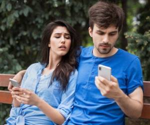 Revisar el celular de tu pareja es una práctica que daña a ambas partes.