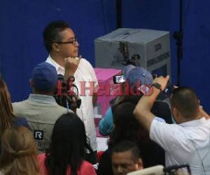 Italo Discua ejerció el primer voto y muestra su dedo manchado tras la inauguración por parte del TSE. (Foto: El Heraldo Honduras/ Noticias Honduras hoy)