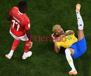 Neymar reclama una falta ante Suiza en el empate 1-1. Foto:AFP