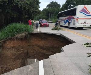 Debido a las lluvias se hundió parte del carril izquierdo.
