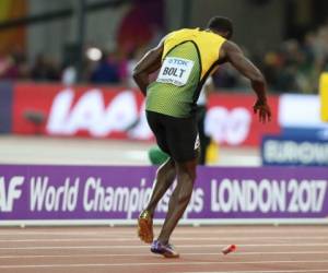 El atleta Usain Bolt se lesiona en su despedida de Londres 2017. (AFP)