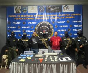La Fuerza Nacional Antimaras y Pandillas (FNAMP) presentó a los detenidos ante los medios de comunicación.
