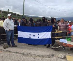 Los empleados se tomaron el acceso a la Penitenciaría Nacional de Támara para exigir el aumento, ya aprobado, de 1,000 lempiras. Foto: Cortesía.