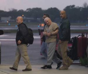 Momento en el que los agentes trasladaban al expresidente Ricardo Martinelli hacia Panamá. (AFP)