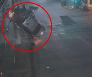 El sábado 1 de julio, las cámaras captaron el momento en que un vehículo tipo turismo se salió del carril y chocó violentamente contra una estructura de concreto que suministraba fluido eléctrico.