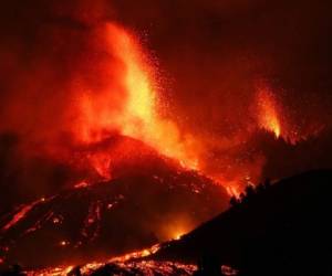 La actividad del Cumbre Vieja podría, sin embargo, durar 'varias semanas o pocos meses', debido a la presencia de una segunda reserva de magma situada a 20 o 30 kilómetros de profundidad. Foto: AP