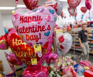 Cuando todavía se están retirando los adornos de Navidad, los escaparates de Nueva York ya están llenos de corazones, cupidos y decoraciones en tonos rojos y rosas que recuerdan a los estadounidenses que deben pensar en su regalo de San Valentín.