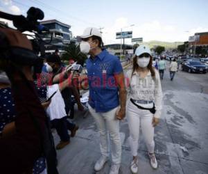 Salvador Nasralla llegó acompañado de su esposa Iroshka Elvir al puente Paz y Esperanza donde los capitalinos realizan graffitis con la pregunta ¿Dónde está el dinero?. Foto: Emilio Flores/EL HERALDO.