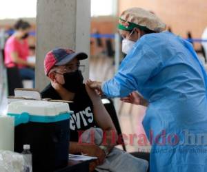 La vacunación anticovid en la zona central avanza a paso lento. Foto: David Romero/El Heraldo