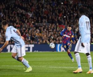 El delantero argentino de Barcelona Lionel Messi anota durante el partido de fútbol de la liga española entre el FC Barcelona y el RC Celta de Vigo en el estadio Camp Nou de Barcelona. Foto: Josep Lago/AFP.