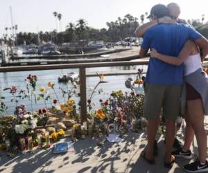 Familiares de las víctimas lloraban tras la noticia del rescate de al menos 20 cadáveres. Foto: Agencia AFP