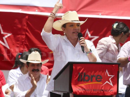 Xiomara Castro desmintió que todo estuviese arreglado para que Salvador Nasralla representara la figura presidencial en la alianza opositora. Foto: Archivo.