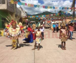 Desfile inaugural de festival con baile garífuna y folclórico.