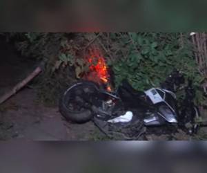 La motocicleta quedó en una pequeña hondonada al lado de la carretera.