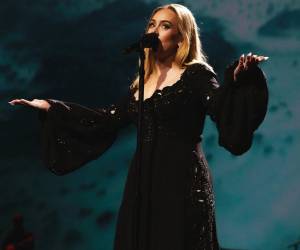 Con más de <b>56 millones de copias</b>, la cantante británica celebra el 15º aniversario de su obra cumbre superando el legendario récord que <b>Whitney Houston</b> mantenía desde 1992 con la banda sonora de El Guardaespaldas.