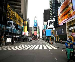 ¿Por qué este estado de 19 millones de habitantes ha sido tan afectado por la pandemia? ¿La subestimó y tardó en tomar medidas radicales? Estas son las respuestas a algunas preguntas, 40 días después de la aparición del primer caso en la mayor ciudad de Estados Unidos. Fotos: AFP.