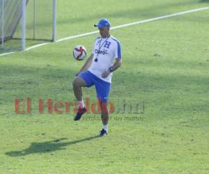 Fabián Coito domina el balón durante un entrenamiento de la Selección de Honduras.