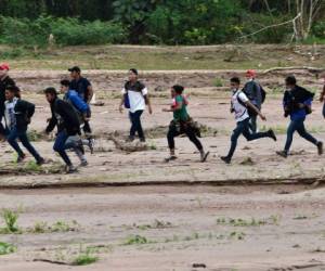 Son muchos los peligros a los que se exponen los migrantes que emprenden la ruta hacia suelo estadounidense. Foto: AFP