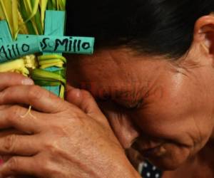 Una mujer de El Salvador es captada durante la celebraciones religiosas de Semana Santa. Foto: Agencia AFP.