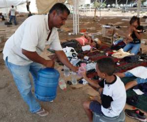 Desde octubre del año pasado, los migrantes se han organizado en caravanas multitudinarias que arriban a la saturada frontera, desde donde muchos optan por pedir asilo a Estados Unidos o se aventuran clandestinamente a través del peligroso desierto.