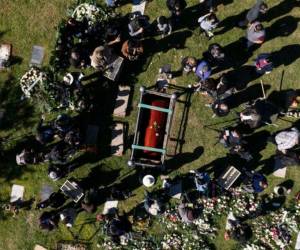Vista aérea de familiares y amigos de la periodista asesinada Lourdes Maldonado durante su entierro en el cementerio Monte de los Olivos en Tijuana, estado de Baja California, México.
