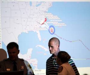 Los trabajadores de emergencia monitorean el progreso del huracán y se preparan para el aterrizaje en el centro de operaciones de emergencia un día antes de la llegada del huracán Florence a Wilmington, Carolina del Norte. Foto AFP